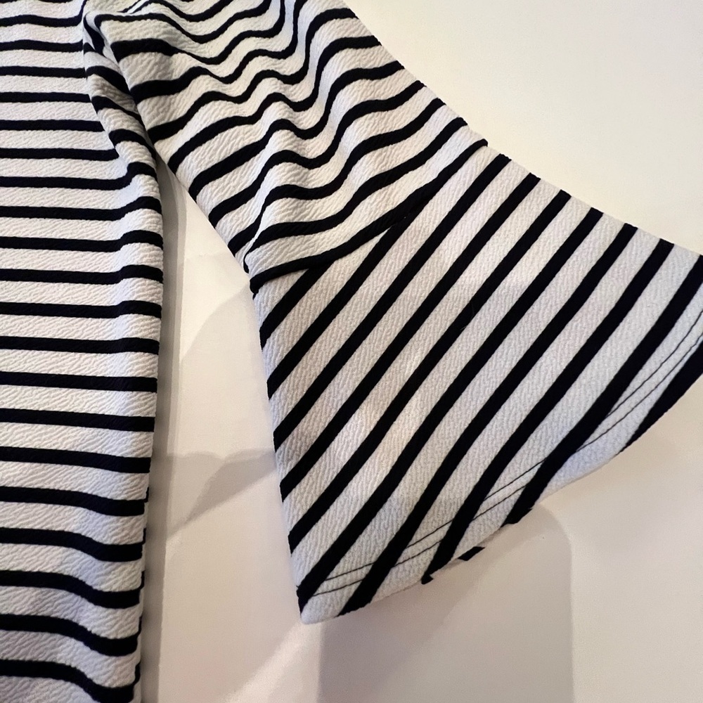 GREEN ENVELOPE BELL RUFFLED SLEEVE BLACK & WHITE STRIP TOP. SIZE. MEDIUM - Picture 2 of 6